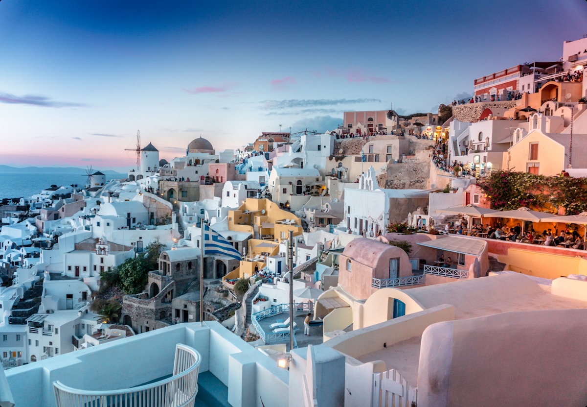 Santorini Kuppeln über der Caldera – Griechenland Urlaub