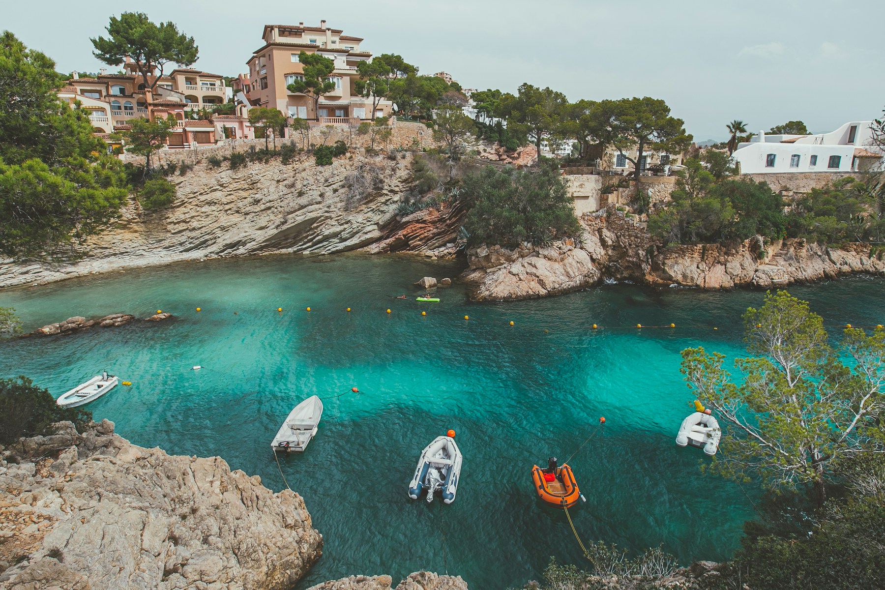 Mallorca Cala türkisblau mit Pinien und typischen Häusern